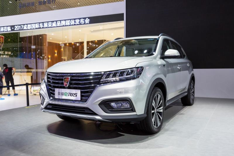 全新荣威950、荣威e950定义“高级轿车” 成都车展亮相售价16.88万起 互联网汽车上市一周年 系统升级带来颠覆式进化