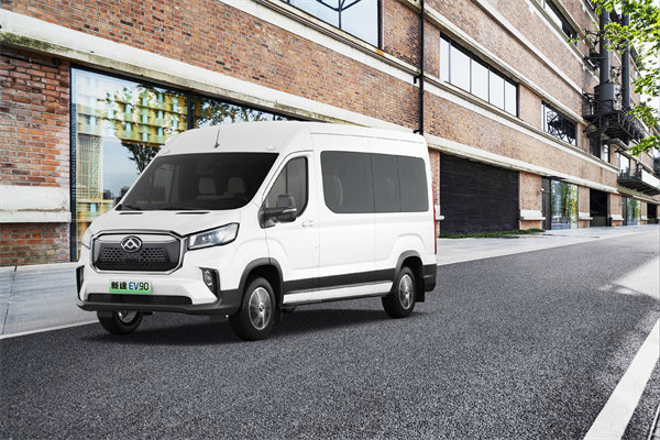 尊龙凯时大通MAXUS轻客家族“三电齐发”，大拿M1携手2025款新途EV70、新途EV90上市发布